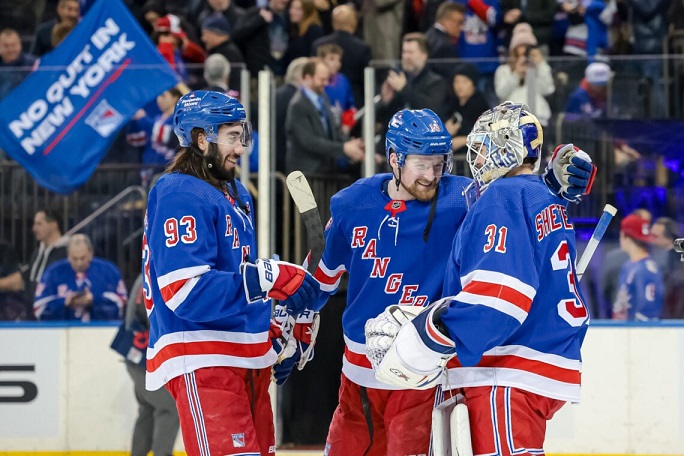 New York Rangers stängde Carolina Hurricanes med back-to-back mål för att vinna